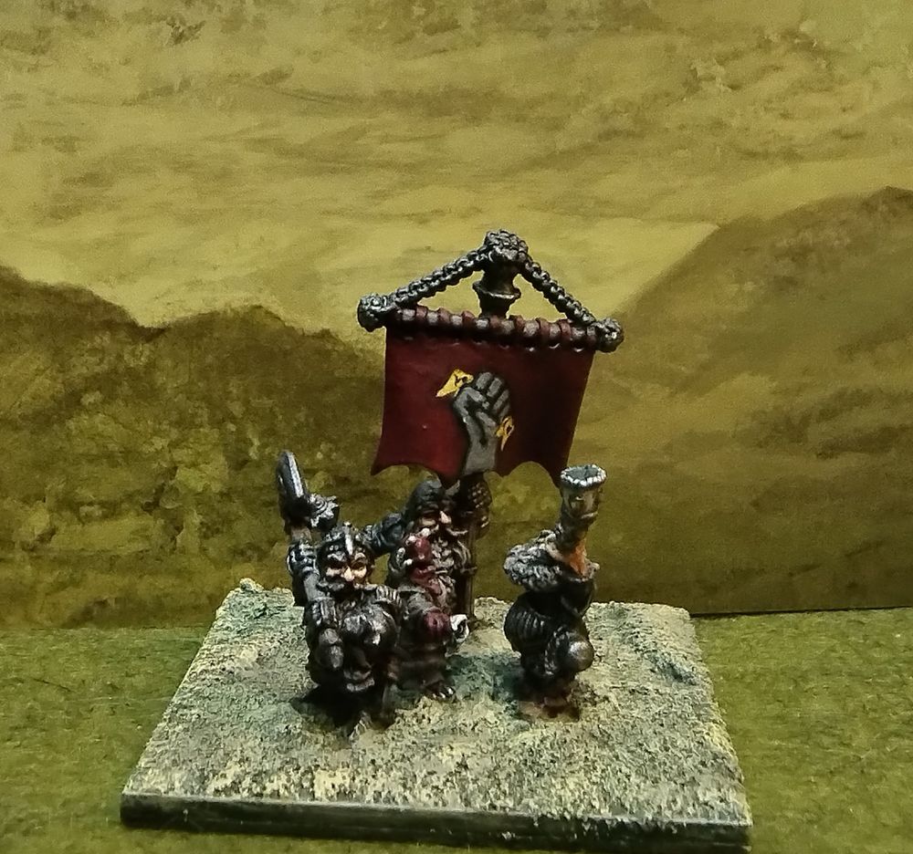 15mm fantasy figures of a Dwarf hero with a hornblower and standard bearer