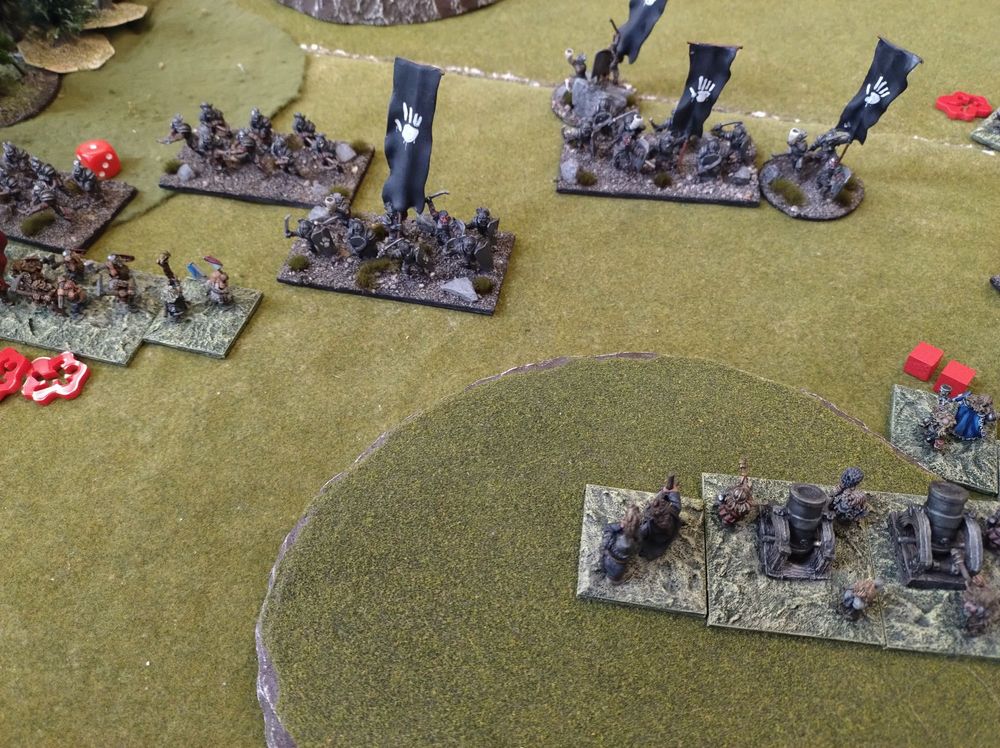 Dwarf left wing almost destroyed. Only the artillery still holding.