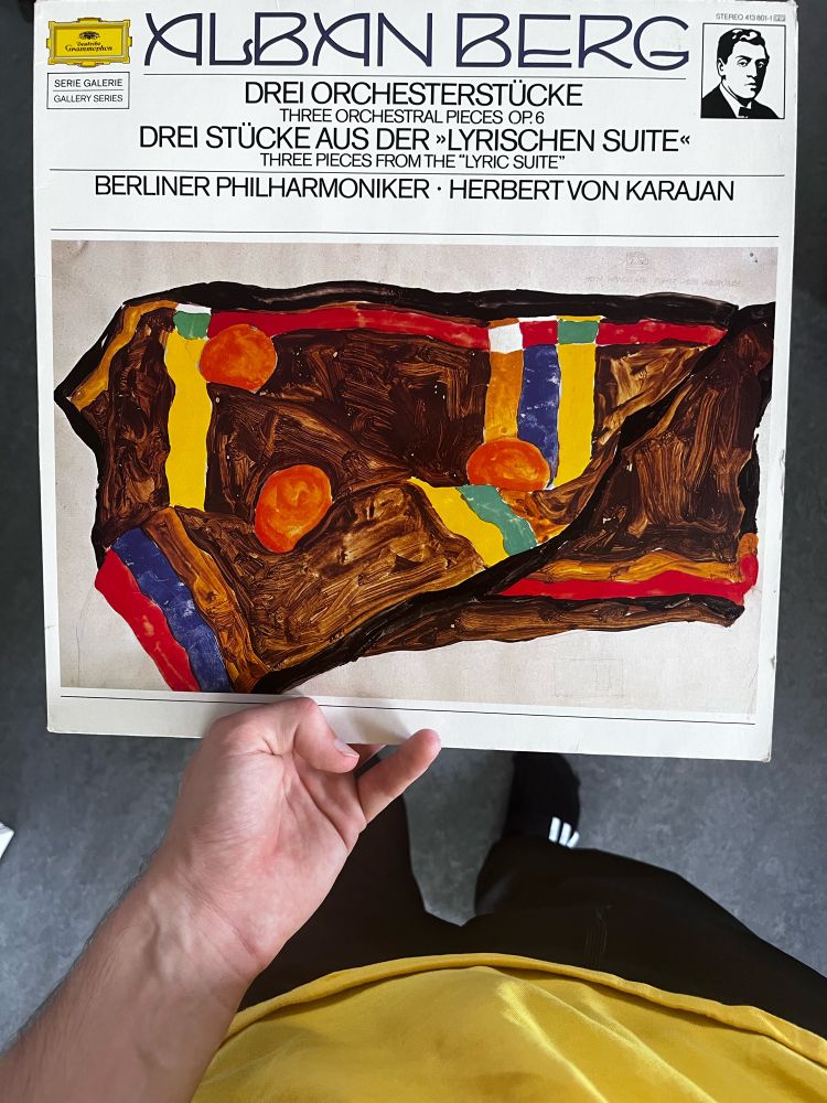 Schallplattencover: Alban Berg gespielt von den berliener philharmonikern unter karajan. auf dem coverbild das gemälde "mein wandelweg führt über abgründe" von egon schiele