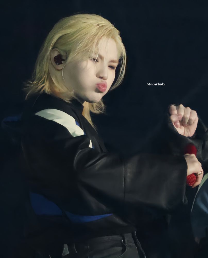 Pouty long haired blonde woozi 🫠🥺😭