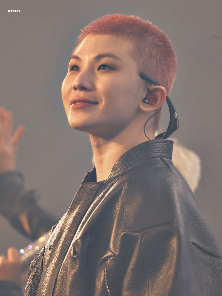 HxW fan concert Woozi with shaved pink hair & looking like he has all the stars in his eyes 
