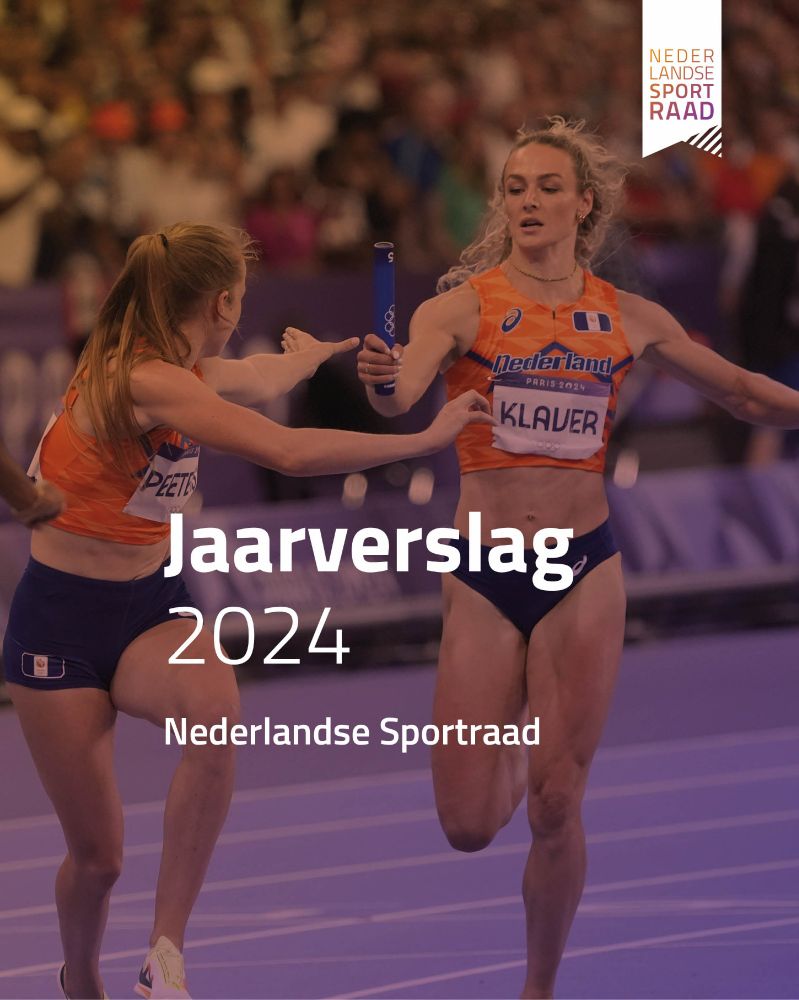 Twee Nederlandse hardloopvrouwen die een estafettestokje aan elkaar doorgeven.