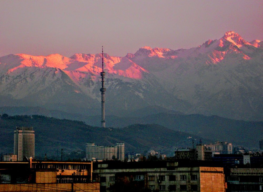 Almaty, Blick auf den Ile-Alatau und den Fernsehturm beiКөк-Төбе.