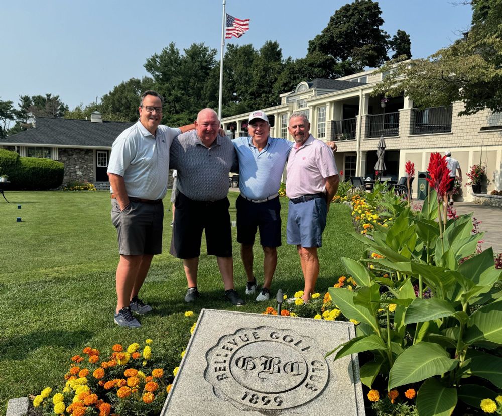 Members of the President's Choice Jimmy Fund Golf Tournament stand together and smile for a group photo.