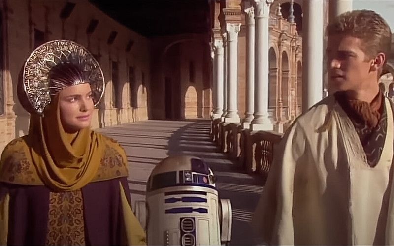 Escena en Star Wars ep I con Padme, R2D2 y Anakin paseando por Naboo, que en realidad es la Plaza de España de Sevilla.