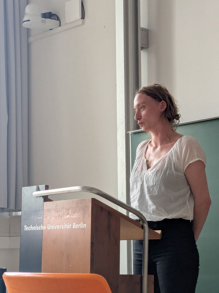 Nastasia Müller giving a talk 