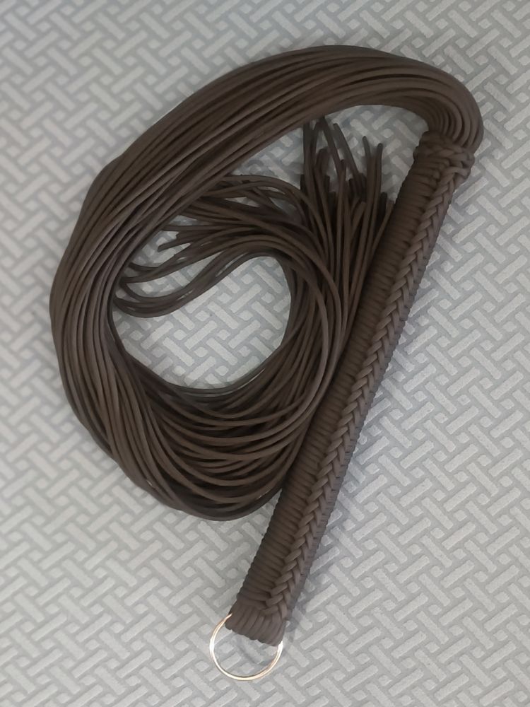 All black Paracord flogger, much longer than the large size, 1m total length and the fall number of the medium size, to deliver sting from a larger distance!