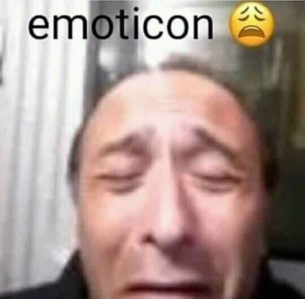 homem de terceira idade imitando emoji (😩). legenda da imagem diz "emoticon 😩"