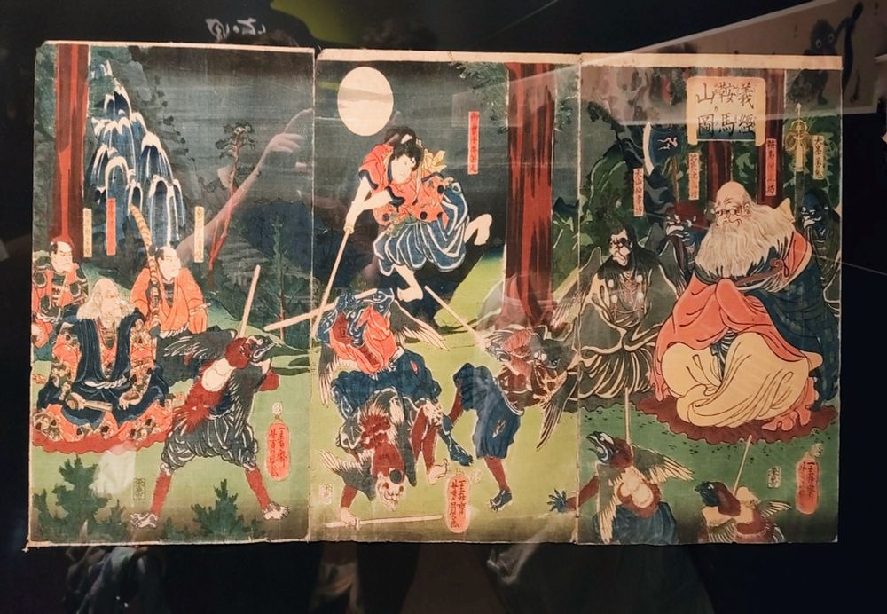 鞍馬山で烏天狗相手に
木刀らしき棒を振り回している
源義経（牛若丸）の絵