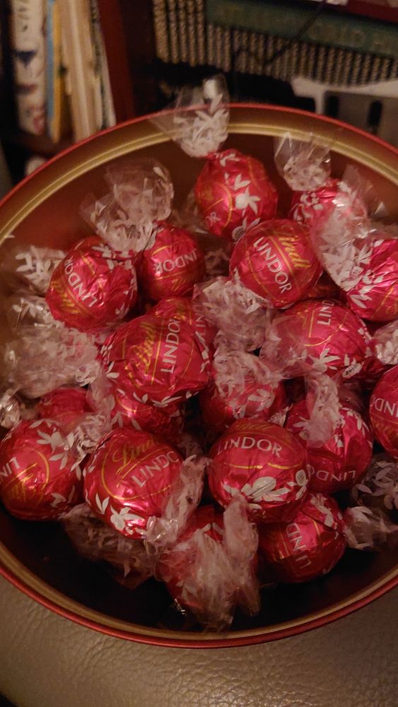 A bowlful of red Lindor.