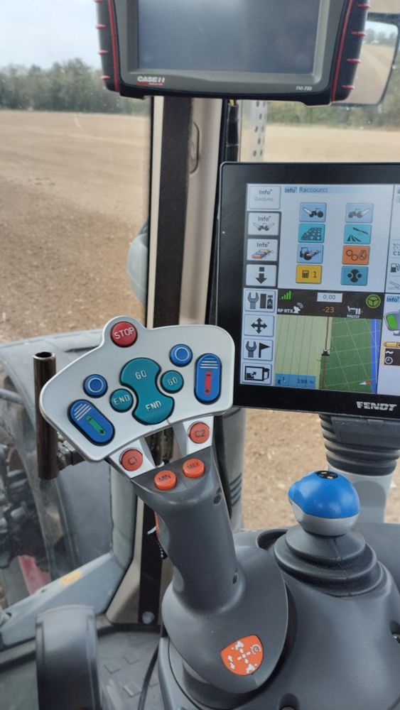 Photo prise d'un tracteur en train de semer, on voit les manettes et l'écran de contrôle