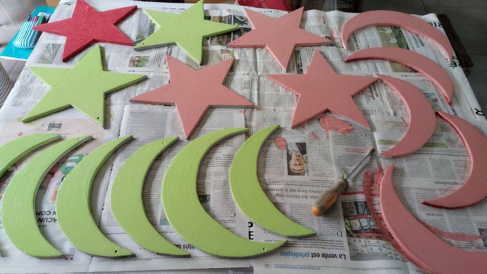 Les mêmes étoiles repeintes en vert et rose