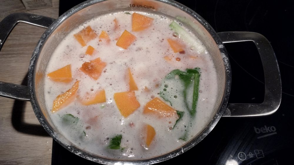 Photo d'une casserole de soupe en train de cuire