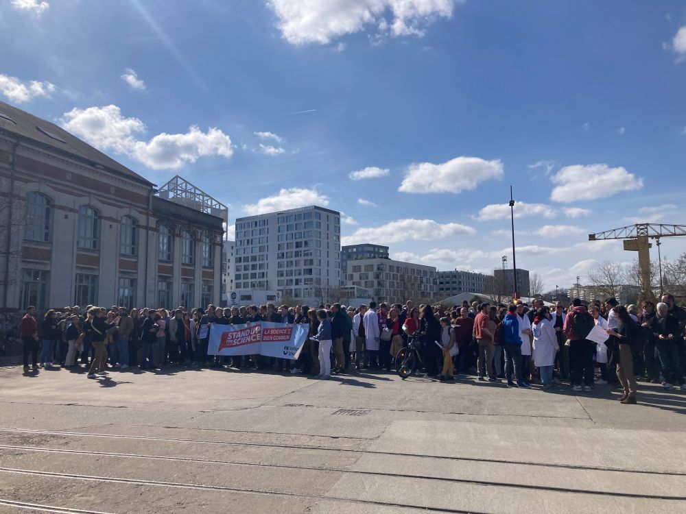 Rassemblement #standupforscience sur le parvis des chantiers sur l’île de Nantes