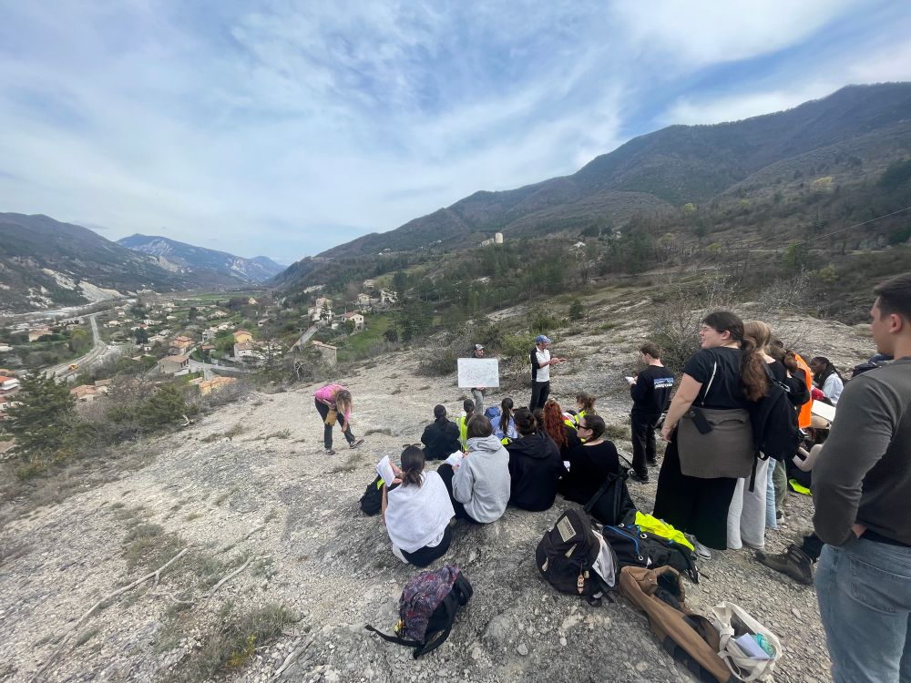Geology students interpreting a panorama 