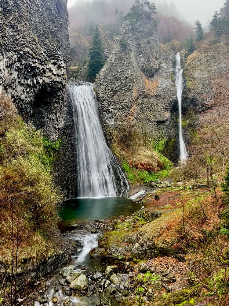 Waterfalls within columnar volcanic rocks 