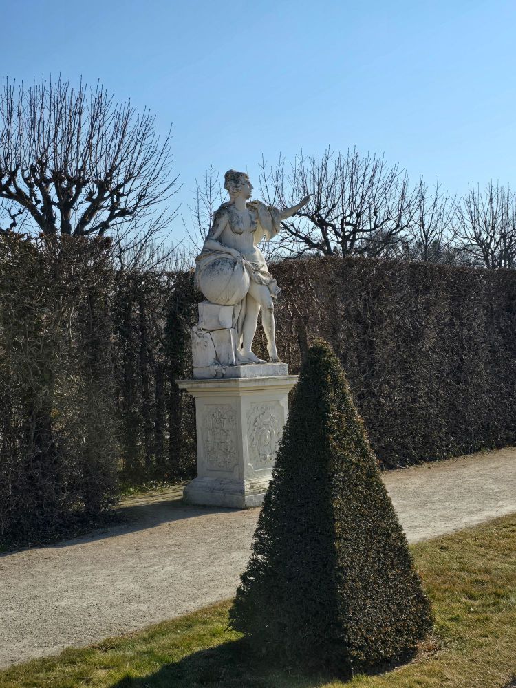 Eine der viele Skulpturen, den den Mittelgang zum Brunnen im Schloßpark säumen, wenn man vom unteren Belvedere kommt.