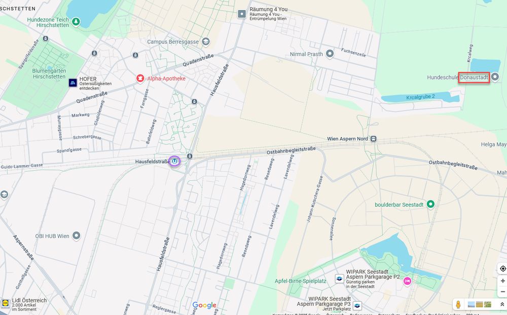 Bild zeigt einen Bild-Ausschnitt vom Nord-Osten Wiens. Im Detail sieht man aus der Vogelperspektive links oben die Teichin der Hundezone, wie auch die Blumengärten in HIrschstetten, rechts oben die Hundeschule Donaustadt, rechts unten die Seestadt Aspern. Fast im Zentrum erkennt man die U2-Station Hausfeldstraße. Das Bild referenziert auf ein Posting, bei dem es um die Verbauung beim Wanderweg Hausfeldstraße geht.
