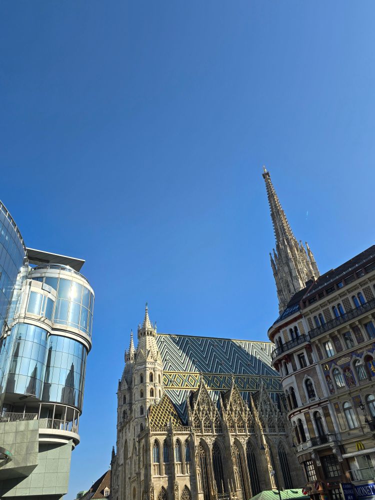 Strahlend blauer Himmel, links das 'Haas-Haus', wir biegen nn rechts auf die Kärntnerstraße ab. (Richtung Oper)