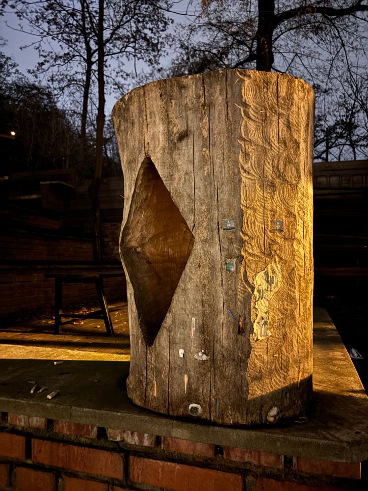 Velkej špalek bez kůry, zato s velkou dírou uprostřed ve tvaru kosočtverce