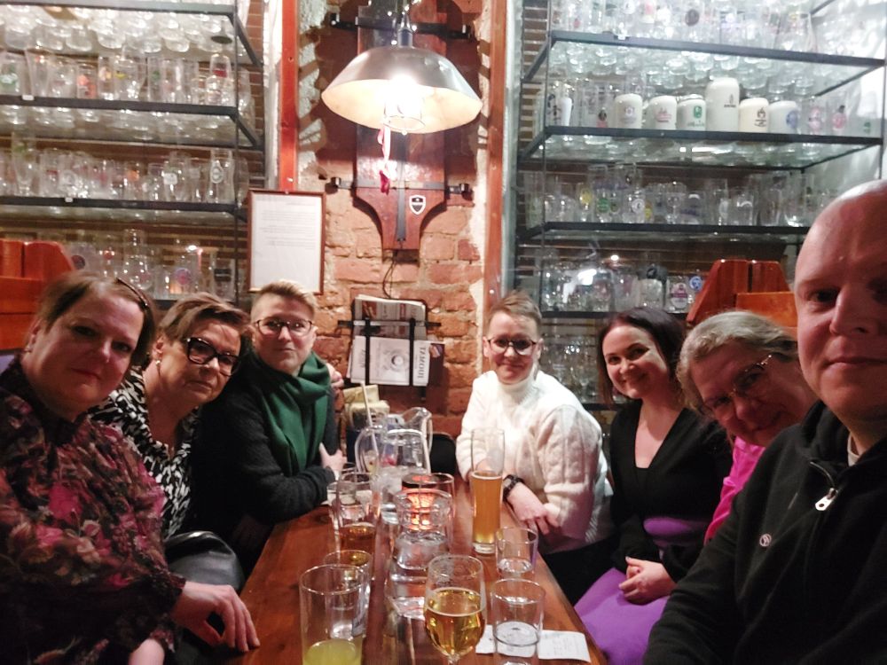 Ryhmä ravintolapöydässä 