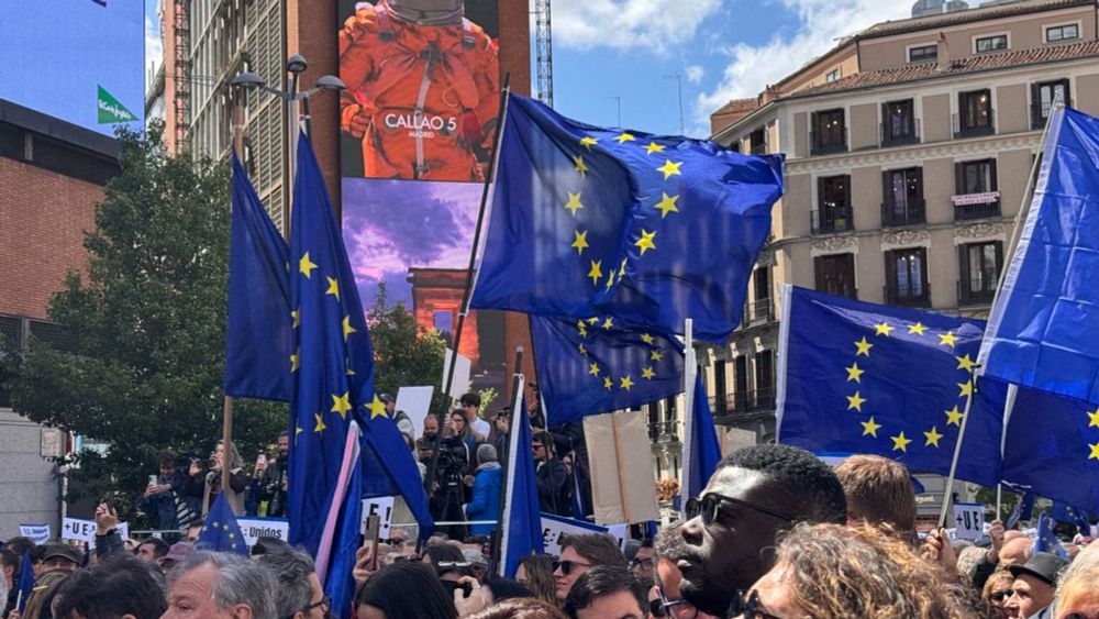 Una concentración tiñe de azul la Plaza de Callao en apoyo a la UE