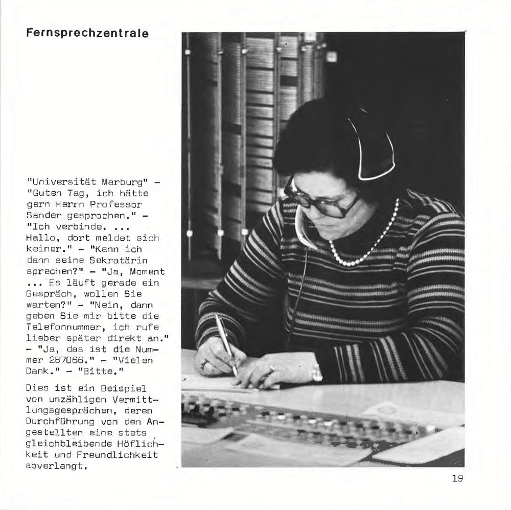 Foto von Telefonistin in der Fernsprechzentrale mit Text, der einen fiktiven Dialog beschreibt.
