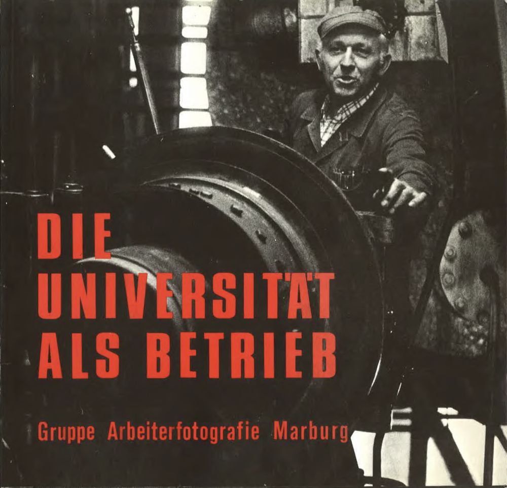 Titel des Buchs, rote Schrift auf schwarz-weißem Foto