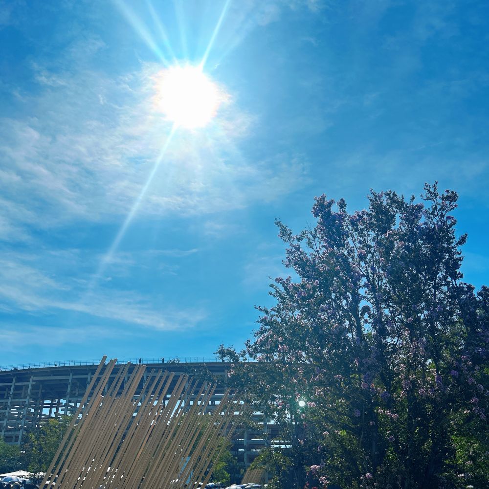 太陽と青空と大阪万博の大屋根リング