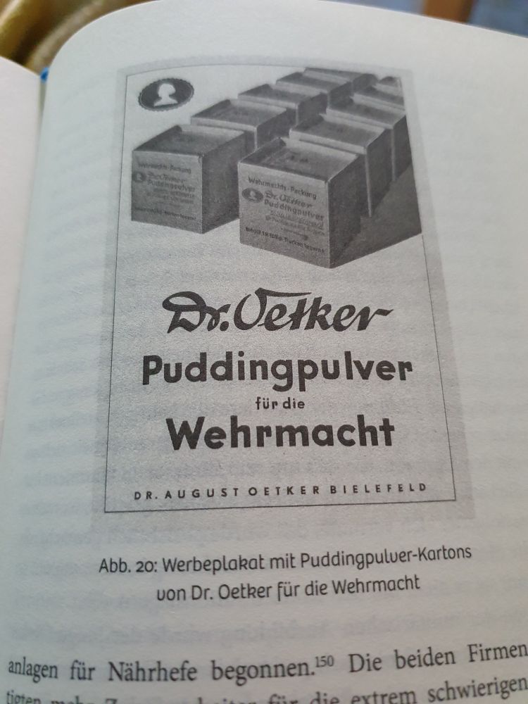 Abdruck eines Werbeplakats: Dr. Oetker Puddingpulver für die Wehrmacht.
