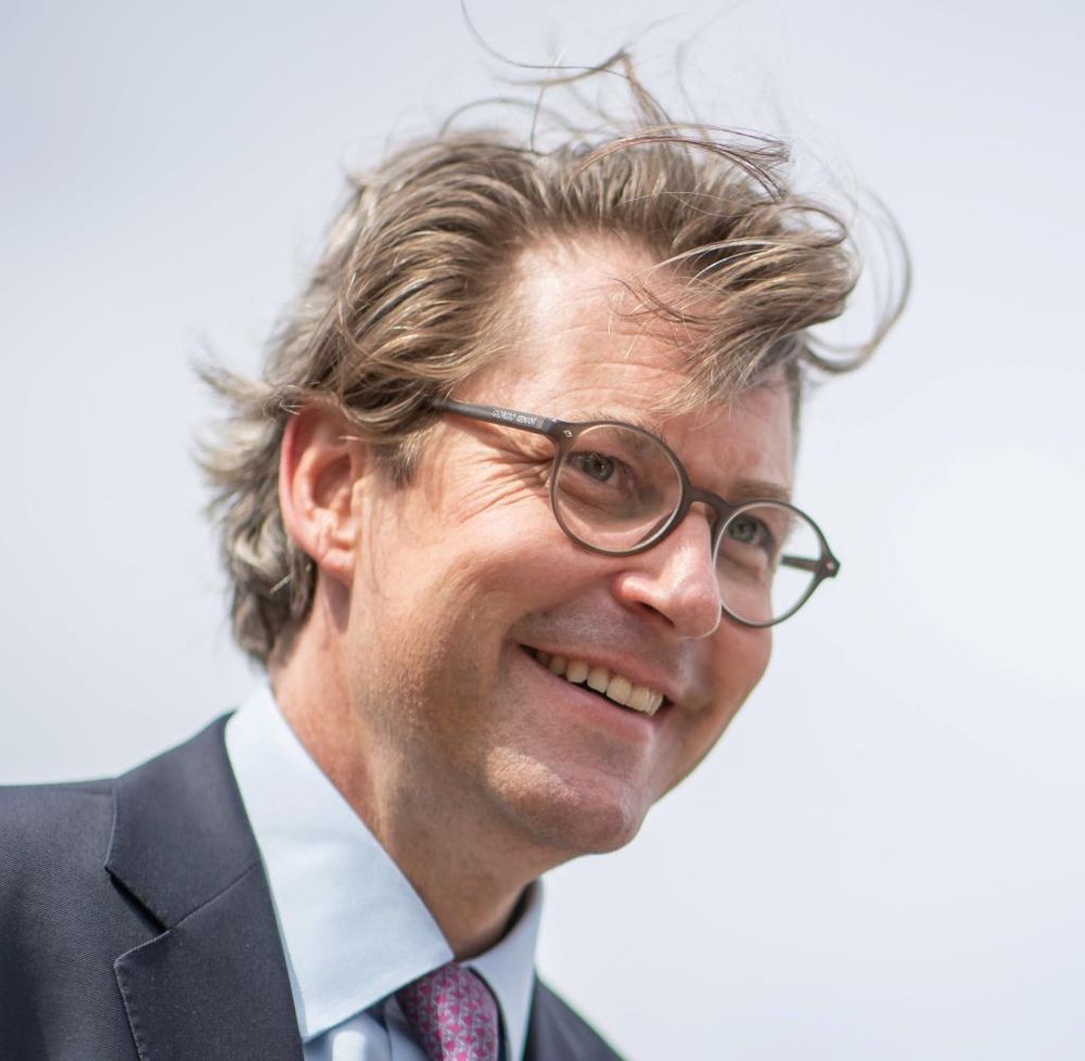 Andreas Scheuer grinst.
