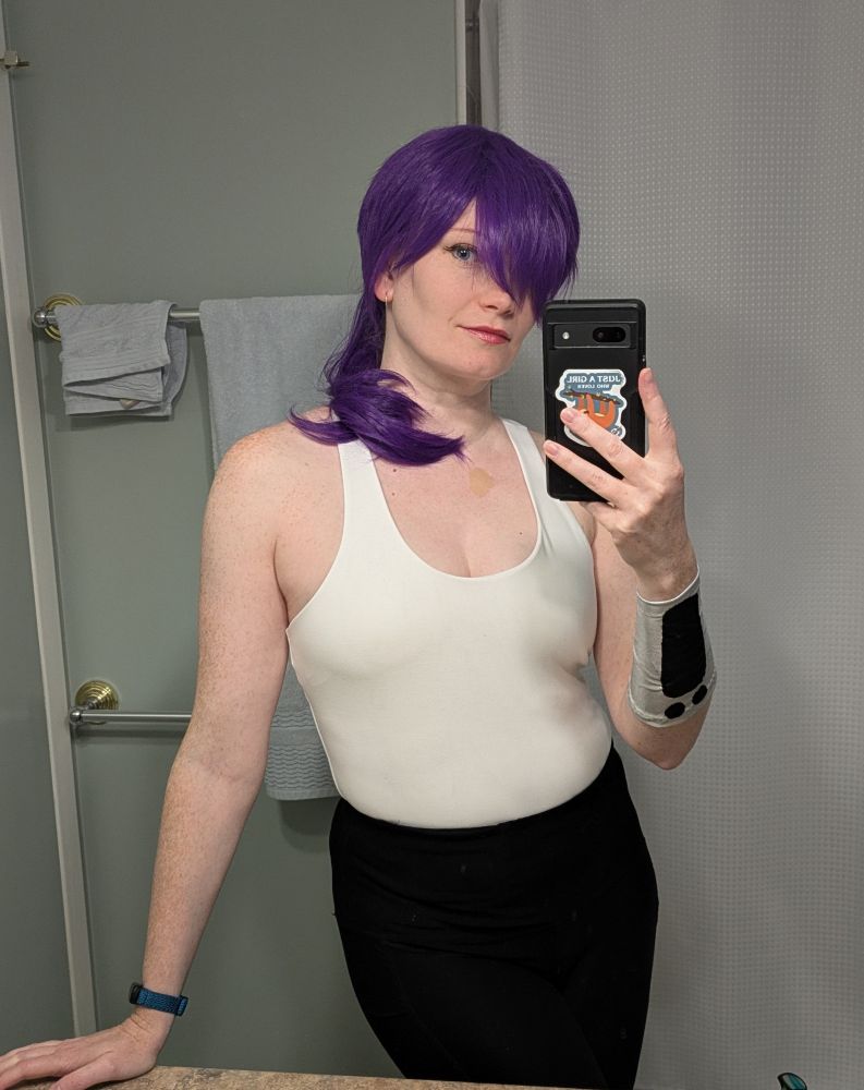 Mirror photo of Leela from Futurama cosplay
