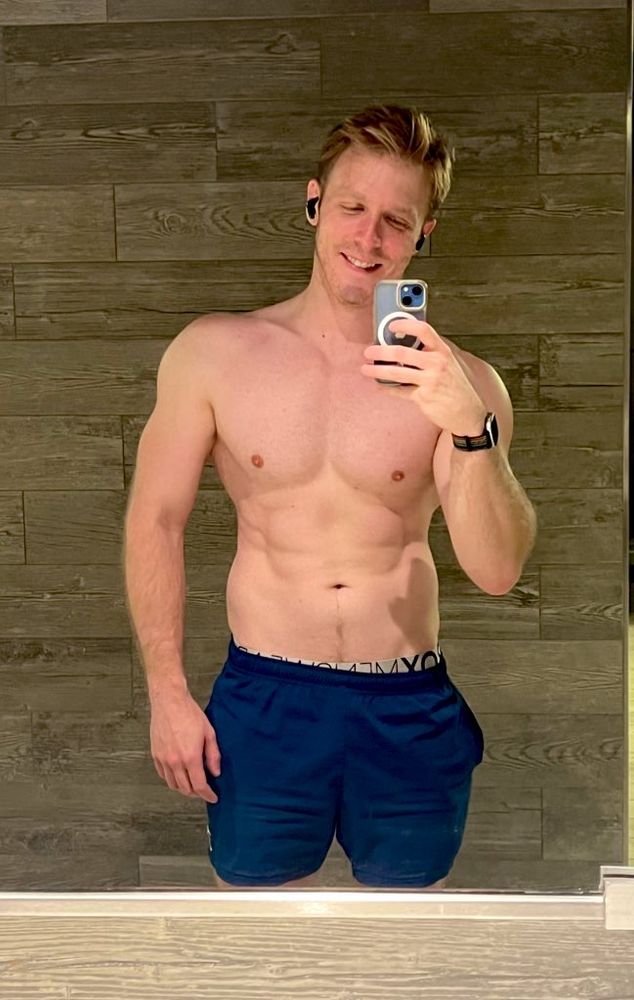 Standing in front the mirror for yet another body selfie. I don’t know if blind people can really benefit from a caption on a pic of this nature but oh well here goes. 