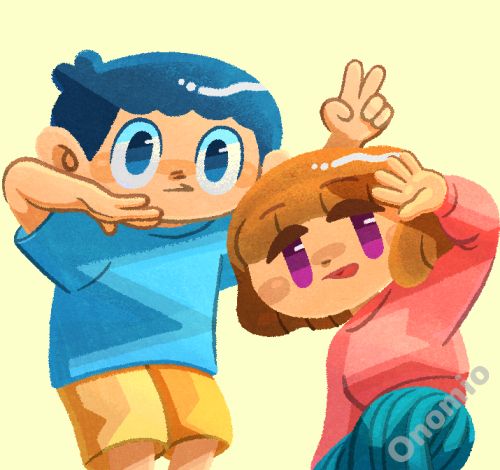 2人の人物がこちらを向いてポーズをとっている様子。