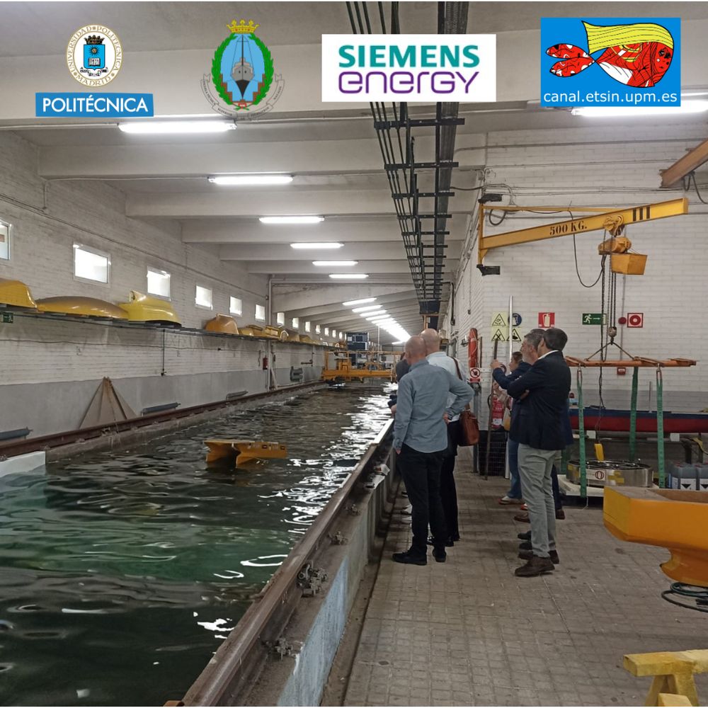 Foto de grupo en el Canal de Ensayos Hidrodinámicos (CEHINAV). Visita de Siemens Energy: grupo de fletamentos de buques offshore para eólica marina a el Canal de Ensayos Hidrodinámicos (CEHINAV) de la ETSI Navales de la Universidad Politécnica de Madrid.
Fueron recibidos por el doctor Antonio Souto Iglesias, Director del Cehinav y Subdirector de Estrategia Académica de la ETSI Navales.
Coordinador de la visita por parte de Siemens Energy: Dr. Francisco de Manuel López, Ingeniero naval.