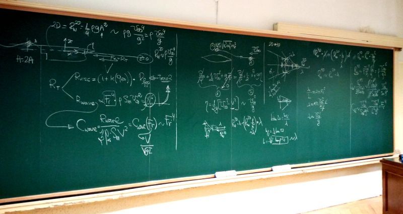 Imagen de la pizarra de Antonio Souto Iglesias con la explicación de las ecuaciones

“Uno de los momentos creo más especiales del curso de Hidrodinámica básica es demostrar con qué escala la resistencia por olas, para llegar a ver que el coeficiente asociado escala con Froude a la cuarta. 

Conseguir que piensen: hay cosas que ahora sé, y no sabía que no sabía. 

Aquí, la deducción tomada del libro de Newman, combinando Bernoulli con argumentos de teoría básica de olas regulares, análisis dimensional, y el ángulo de Kelvin para pasar de 2D a 3D.

Es algo a lo que no se le da mucha importancia en otros textos (como Molland), pero es en mi opinión crucial para cerrar el círculo del problema de la obtención de la resistencia total como suma de viscosa y olas. 

Quedó la pizarra muy bonita ;-)”
Publicado originalmente en Linkedin:
https://short.upm.es/krsoq
Los libros citados en la Biblioteca UPM:
Marine hydrodynamics
Newman, J. N. (1935- )
Cambridge: Massachusetts : MIT Press, 1977
https://ingenio.upm.es/permalink/34UPM_INST/1jvut82/alma991004240389704212
https://library.oapen.org/handle/20.500.12657/26039

Ship Resistance and Propulsion : Practical estimation of ship propulsive power
Molland, Anthony F.; Turnock, Stephen R.; Hudson, Dominic A.
Cambridge: Cambridge University Press,  2011
https://ingenio.upm.es/permalink/34UPM_INST/1jvut82/alma991000161989704212
#etsinavales #somosupm #antoniosoutoiglesias #hidrodinamica #ingenierianaval #arquitecturanaval #resistenciaporolas #resistenciaalavance #teoriadelbuque #newman #froude #bernoulli #kelvin #olasregulares #analisisdimensional #molland #pizarraanalogica #soutadas
