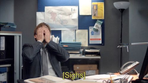 Alec Hardy sighing, la tête dans les mains et renversé en arrière.