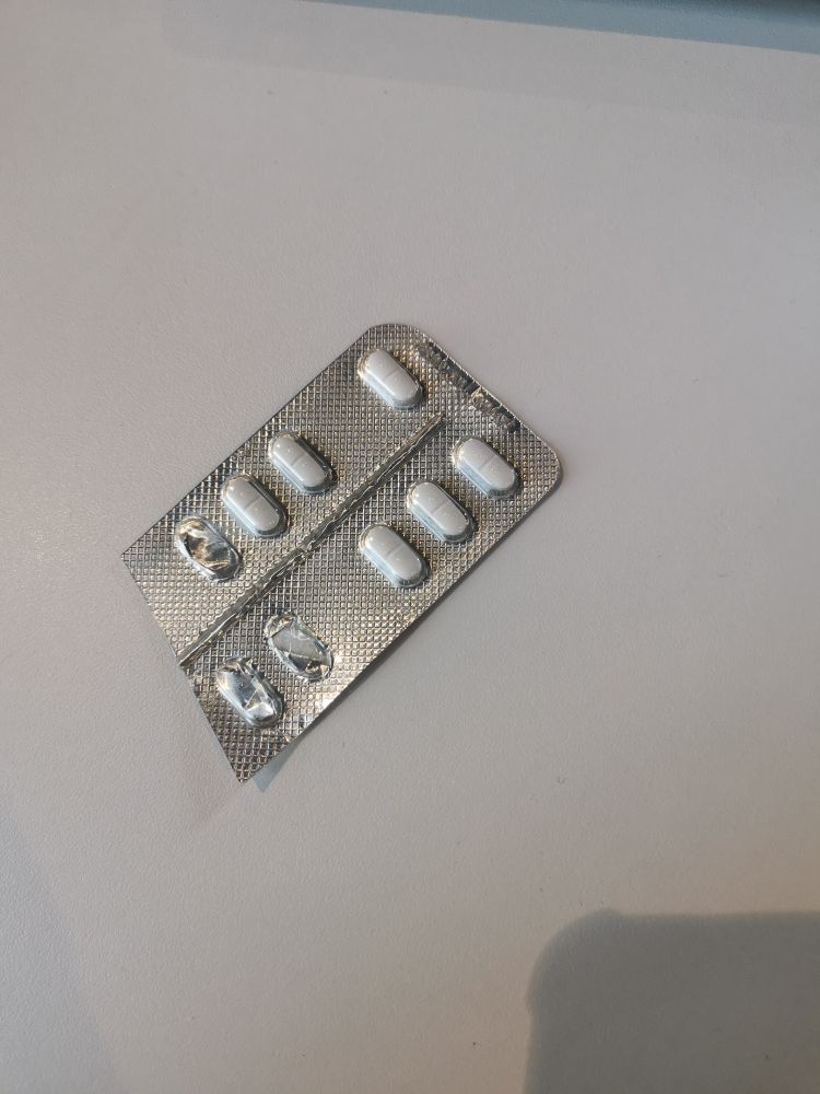 6 comprimés blancs sous blister. 