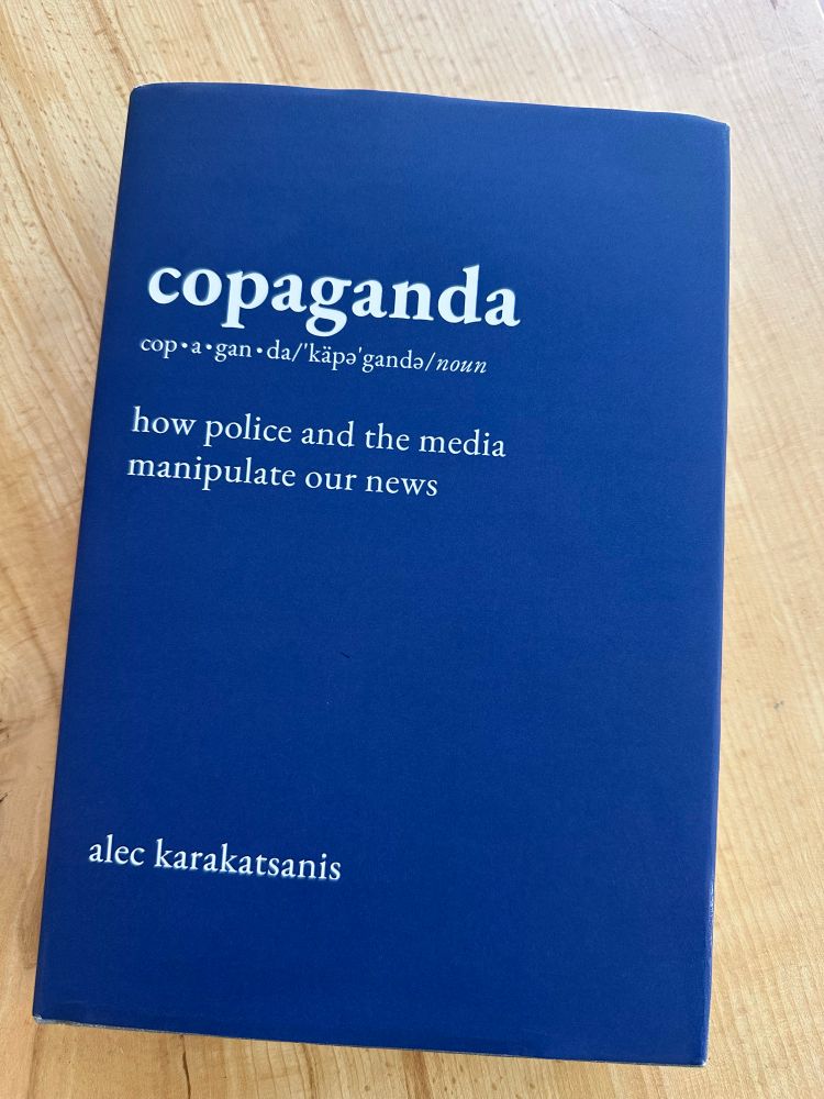 Voorkant van het boek Copaganda door Alec Karakatsanis. Een egaal donkerblauwe kaft met witte opdruk.
