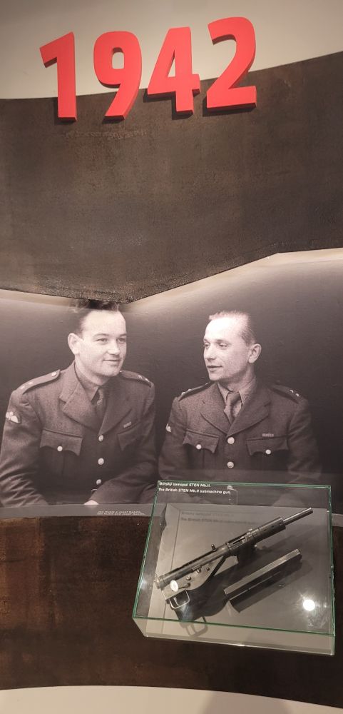 Bild zeigt die Portraits von Jan Kubiš und Jozef Gabčík, die tschechischen Soldaten, welche das Attentat auf Heydrich ausgeführt haben.