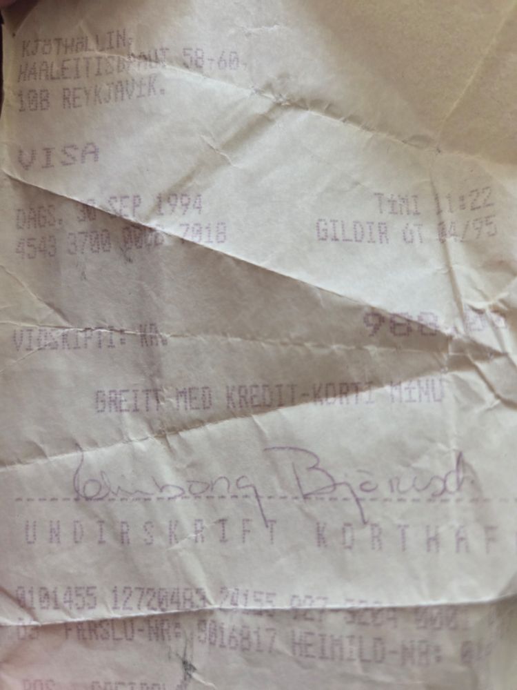 Kvittun frá árinu 1994 fyrir greiðslu upp á 988kr frá kjöthöllinni. Undirskriftin er "Elinborg Björnsd." í rithönd mömmu minnar