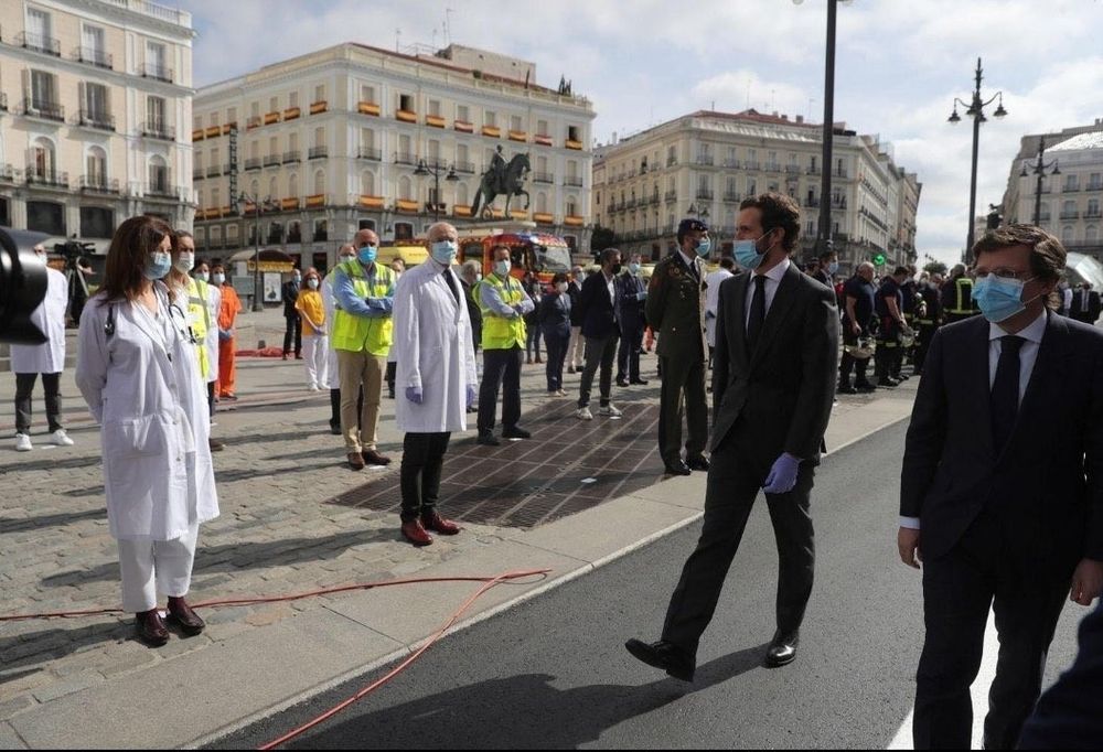 Pablo Casado, entonces presidente del PP, partido de la oposición, pasando revista?? a un grupo de sanitarios