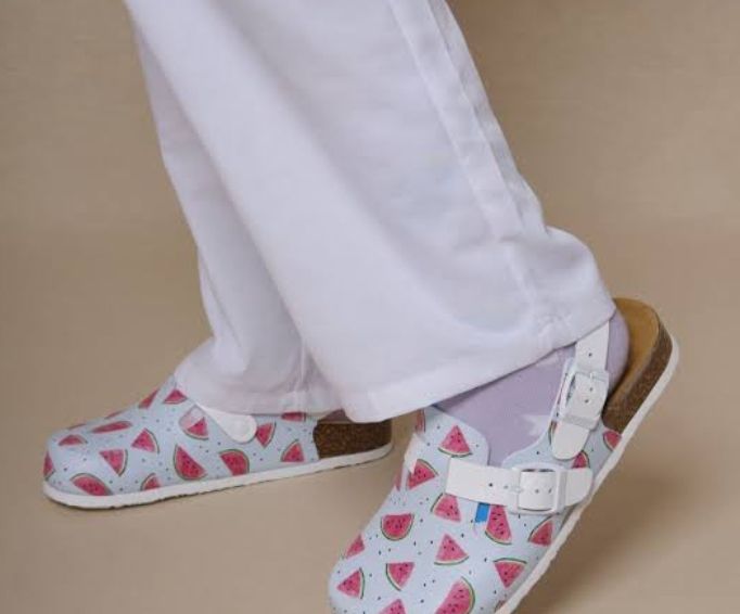 Zuecos sanitarios con dibujos de sandía