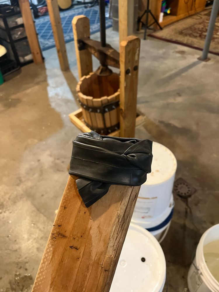 Rubber bike inner tube knotted around heel of 2x4 makes for not hurty hand. Better view of rebuilt antique crank cider press