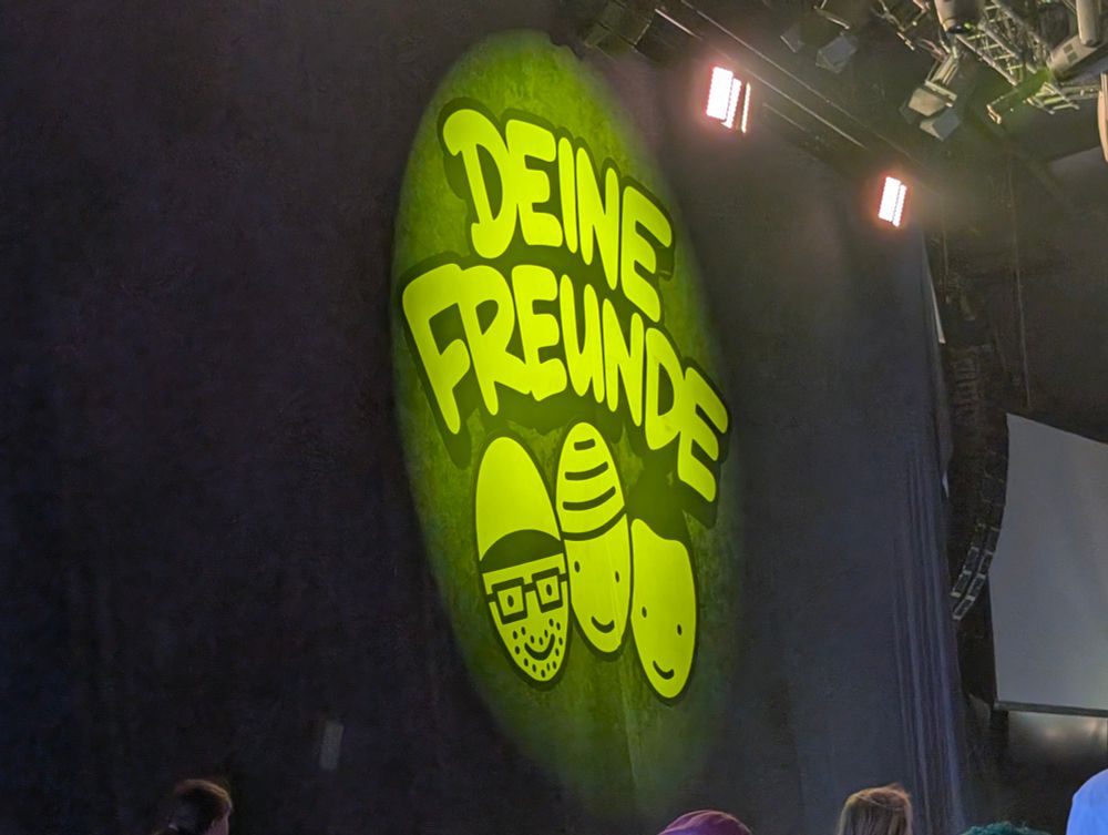 deine freunde logo am vorhang vor der bühne 