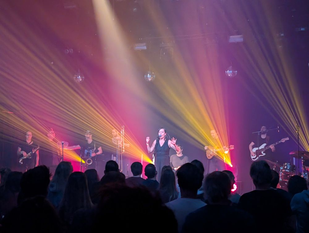 yasmo mit der klangkantine auf der bühne im orangen & lila licht