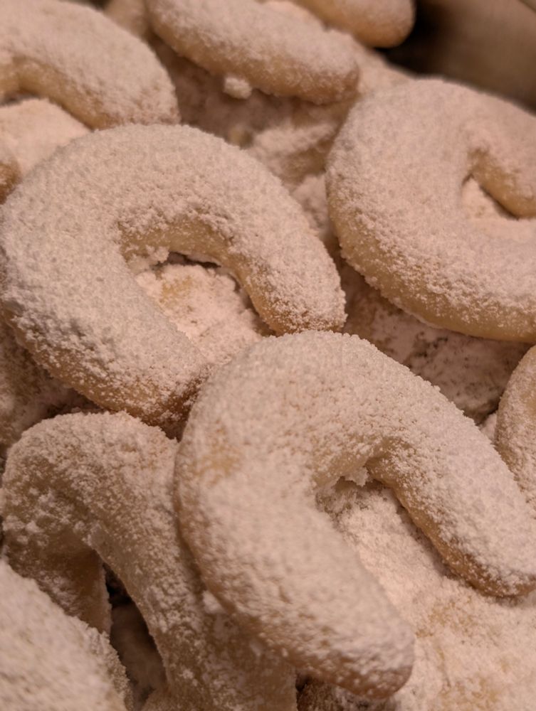 fertige vanillekipferl in der dose