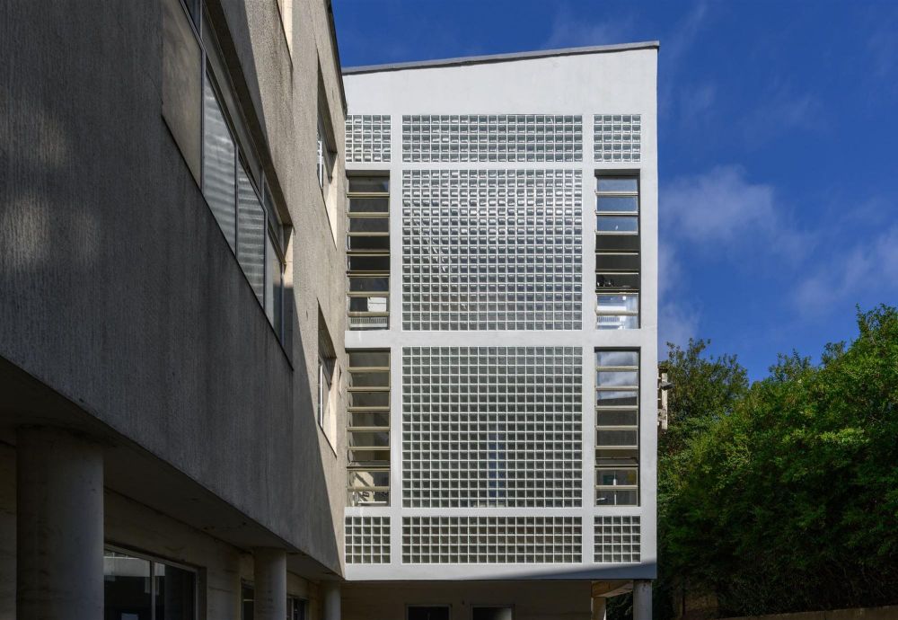 Image: Recently restored rear elevation of Finsbury Health Centre, by @avantiarchitects 
© NHS Property Services.