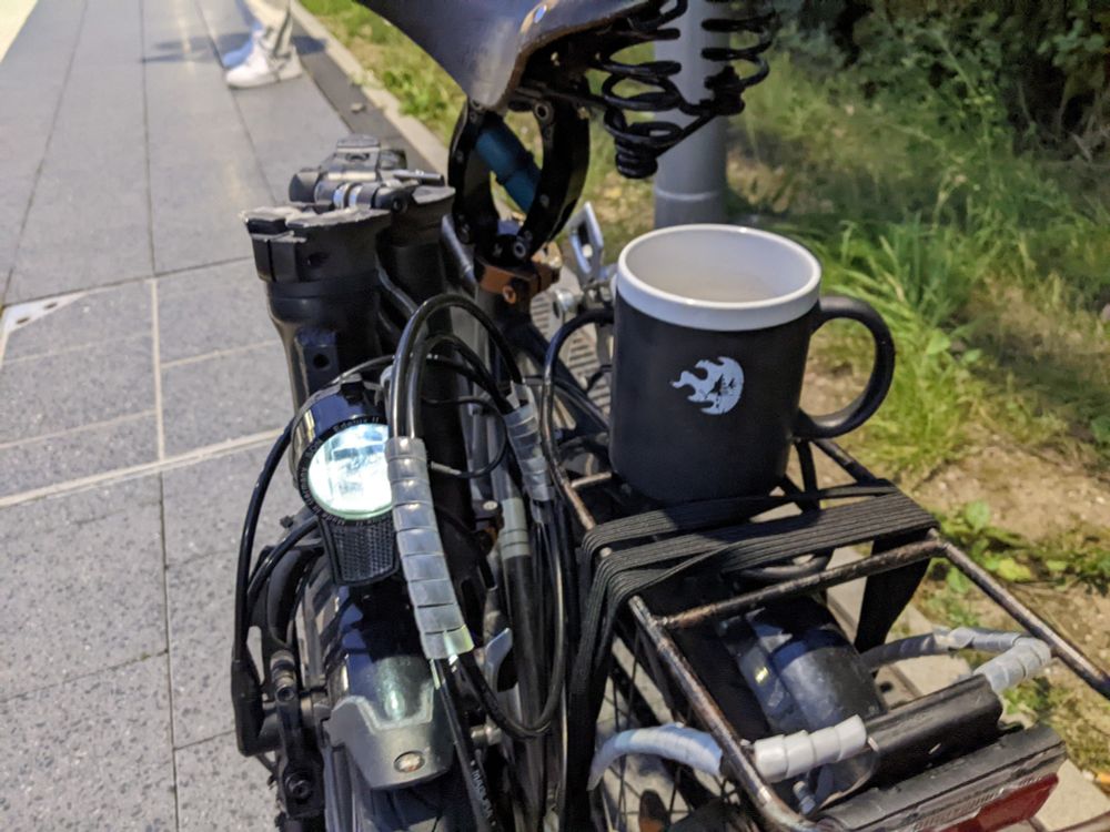 Klapprad mit Tasse vom Barcamp Pforzheim auf dem Gepäckträger