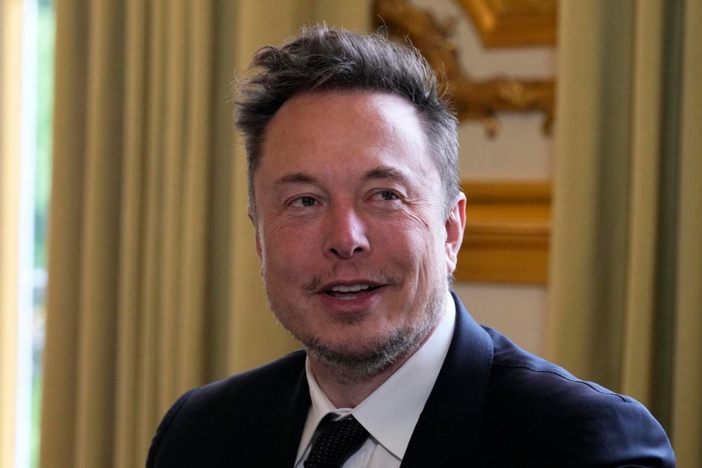 Elon Musk darà 47 dollari a chi si iscrive per votare e sostiene una petizione sulla libertà di parola e il possesso di armi. Un assist a Trump?